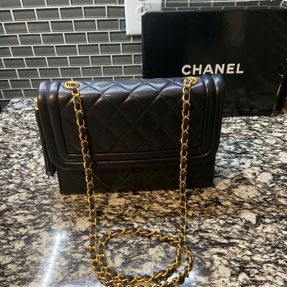 Vintage Chanel Flap Bag in Navy - Picture 2 of 10